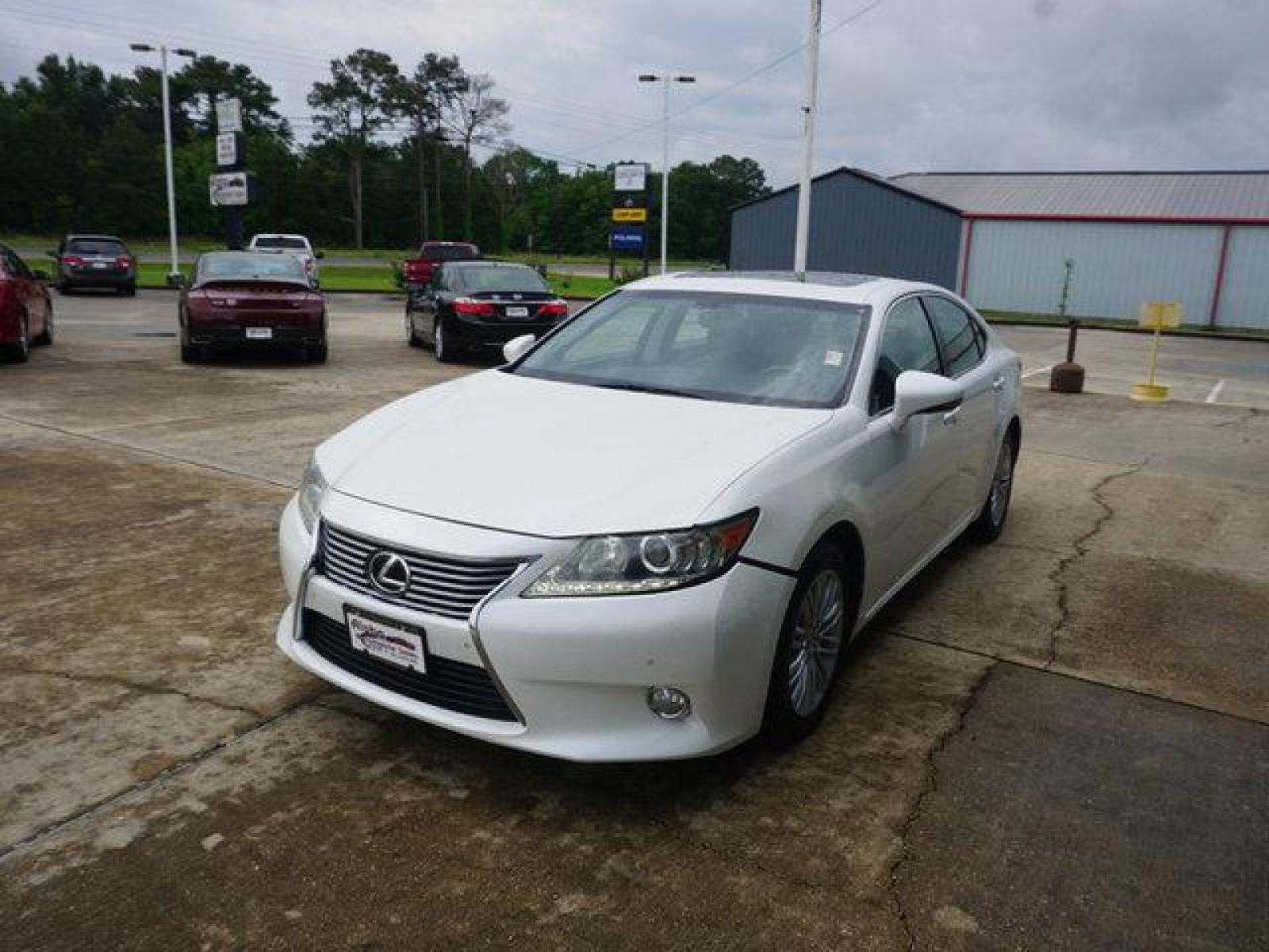 2013 White Lexus ES350 (JTHBK1GG9D2) with an 3.5L V6 engine, Automatic transmission, located at 6904 Johnston St., Lafayette, LA, 70503, (337) 988-1960, 30.143589, -92.100601 - Prices are subject to change as improvements done by the service dept. Prices are for Cash sales only, Plus TTL. This Vehicle is Serviced well and Warranties Available too. Easy Financing. Drives Great and everything works. Price subject to change as improvements done by the service dept. Easy CR - Photo #4