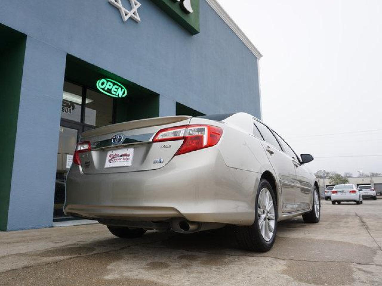 2013 Sliver Toyota Camry (4T1BD1FK1DU) with an 2.5L 4Cyl engine, Automatic transmission, located at 6904 Johnston St., Lafayette, LA, 70503, (337) 988-1960, 30.143589, -92.100601 - Camry Hybrid XLE! Lots of bells and whistles in this one! Get in it while you can! Come check it out at Alpha Automobile Sales LLC 6904 Johnston St Lafayette, LA 70503 ~40 MPGs! Eight Way Power Adjustable Driver`s Seat Leather-wrapped Steering Wheel with Audio Controls Electrochromati - Photo #11