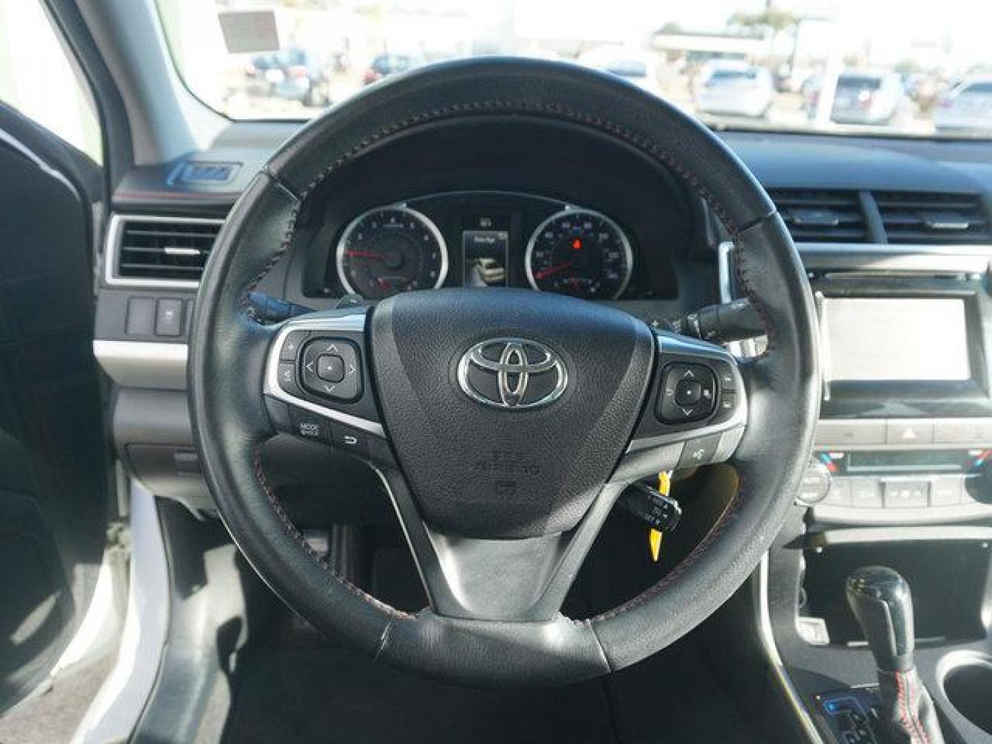 2015 Super White /Almond Toyota Camry 4dr Sdn I4 Auto XLE (Natl) (4T1BF1FK3FU) with an 2.5L 4Cyl engine, Automatic transmission, located at 6904 Johnston St., Lafayette, LA, 70503, (337) 988-1960, 30.143589, -92.100601 - Photo#60