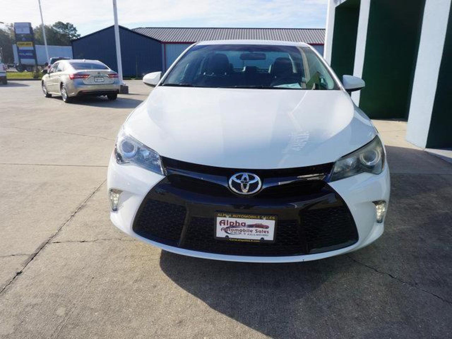 2015 Super White /Almond Toyota Camry 4dr Sdn I4 Auto XLE (Natl) (4T1BF1FK3FU) with an 2.5L 4Cyl engine, Automatic transmission, located at 6904 Johnston St., Lafayette, LA, 70503, (337) 988-1960, 30.143589, -92.100601 - Photo#37