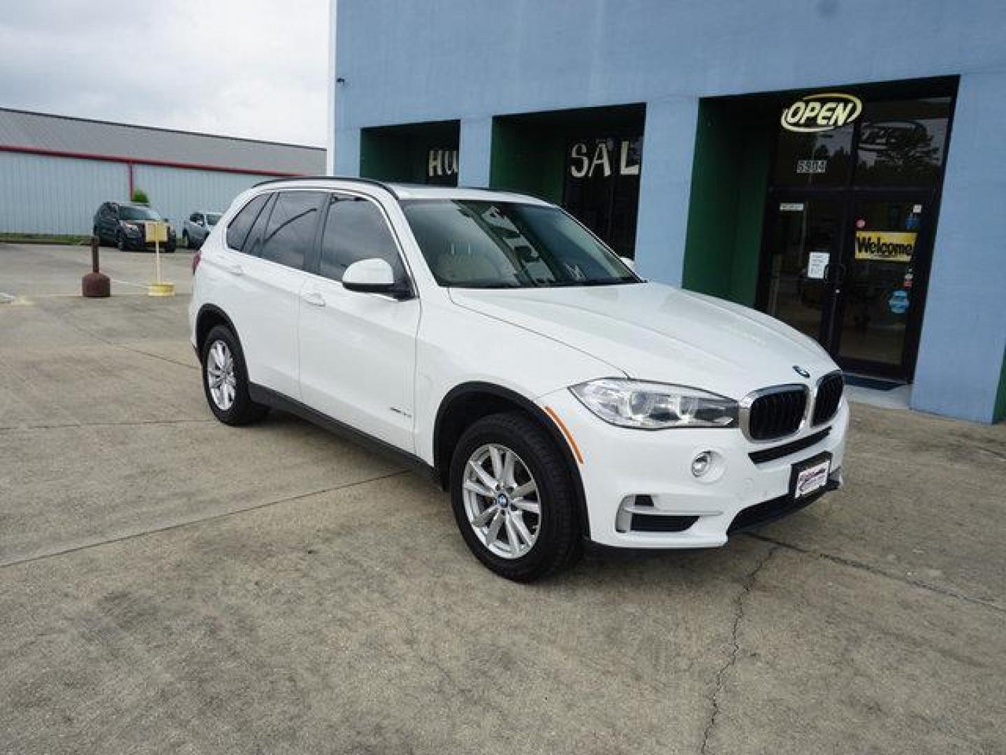 2015 White /Black BMW X5 AWD 4dr xDrive35i (5UXKR0C58F0) with an 3.0L I6 Turbo engine, Automatic transmission, located at 6904 Johnston St., Lafayette, LA, 70503, (337) 988-1960, 30.143589, -92.100601 - Photo#1