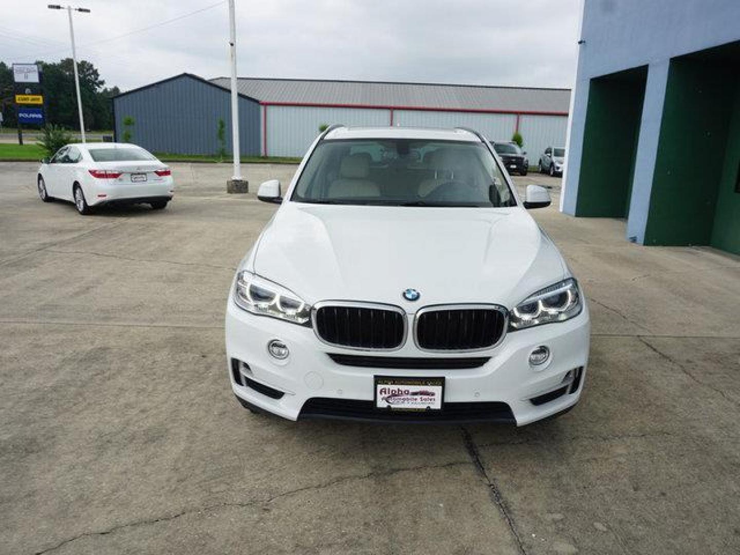 2015 White /Black BMW X5 AWD 4dr xDrive35i (5UXKR0C58F0) with an 3.0L I6 Turbo engine, Automatic transmission, located at 6904 Johnston St., Lafayette, LA, 70503, (337) 988-1960, 30.143589, -92.100601 - Photo#2