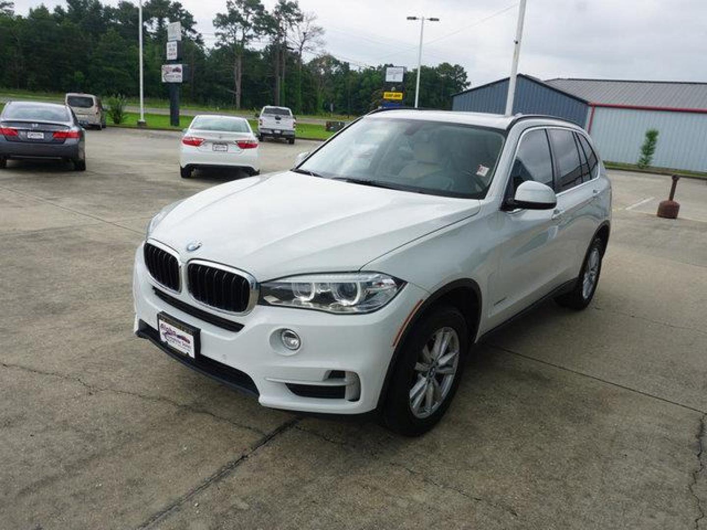 2015 White /Black BMW X5 AWD 4dr xDrive35i (5UXKR0C58F0) with an 3.0L I6 Turbo engine, Automatic transmission, located at 6904 Johnston St., Lafayette, LA, 70503, (337) 988-1960, 30.143589, -92.100601 - Photo#4