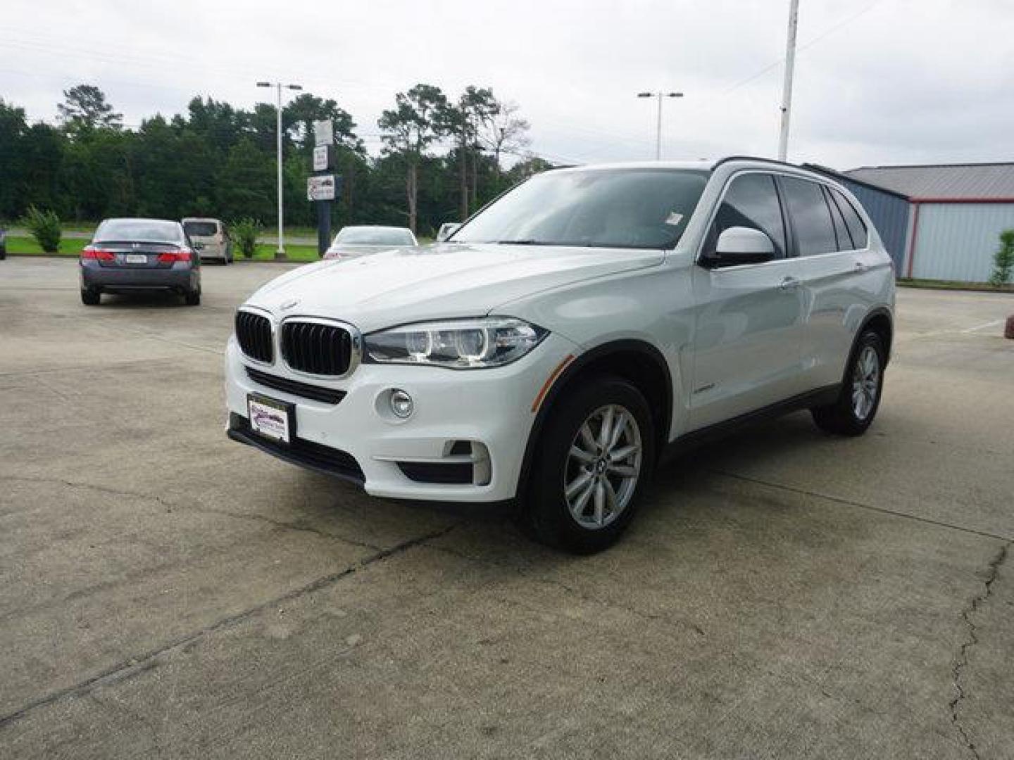 2015 White /Black BMW X5 AWD 4dr xDrive35i (5UXKR0C58F0) with an 3.0L I6 Turbo engine, Automatic transmission, located at 6904 Johnston St., Lafayette, LA, 70503, (337) 988-1960, 30.143589, -92.100601 - Photo#5