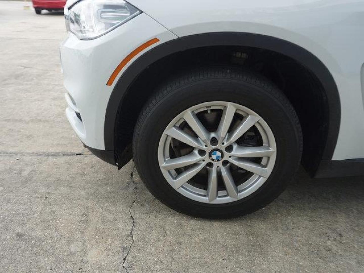 2015 White /Black BMW X5 AWD 4dr xDrive35i (5UXKR0C58F0) with an 3.0L I6 Turbo engine, Automatic transmission, located at 6904 Johnston St., Lafayette, LA, 70503, (337) 988-1960, 30.143589, -92.100601 - Photo#6