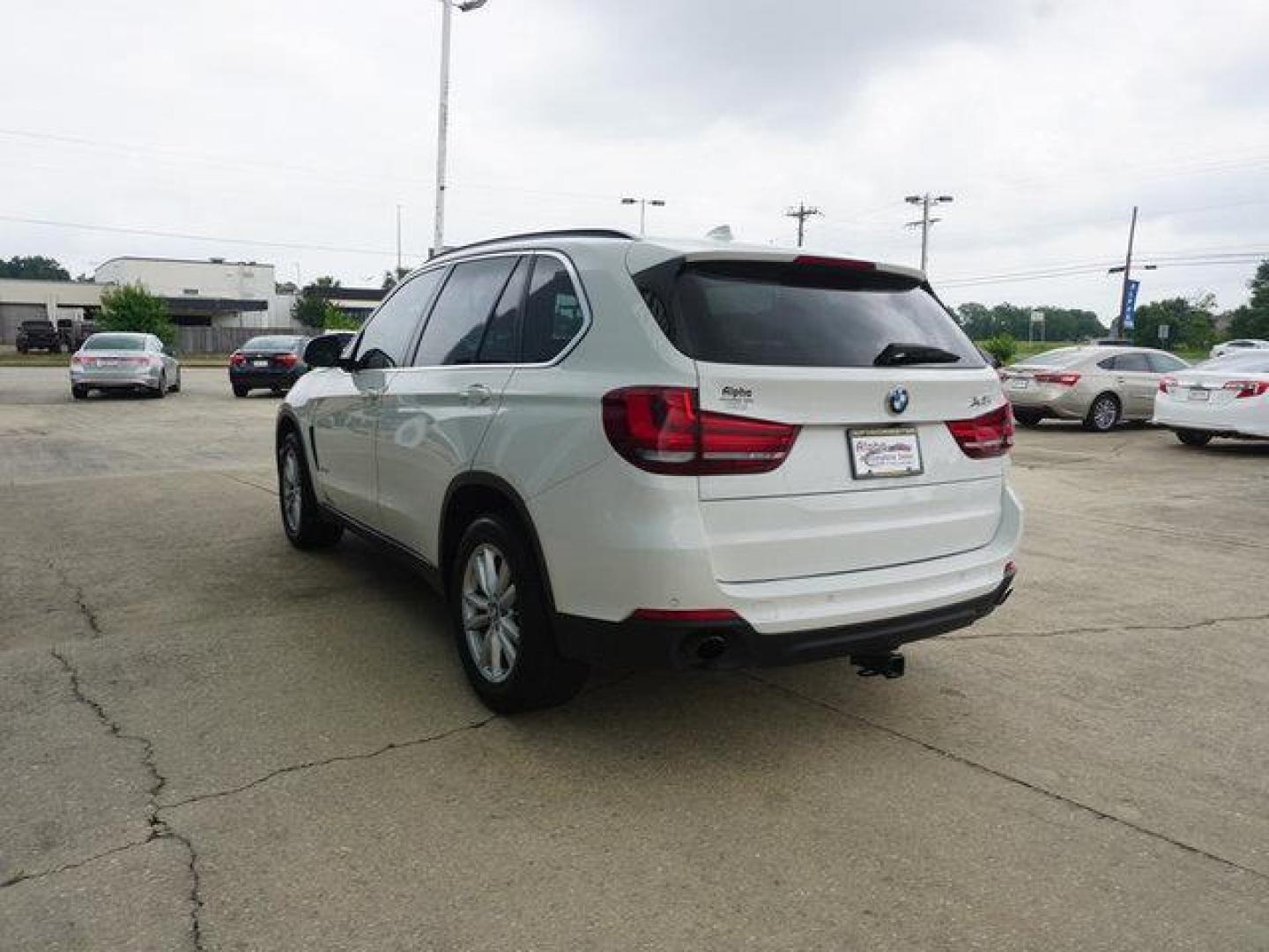 2015 White /Black BMW X5 AWD 4dr xDrive35i (5UXKR0C58F0) with an 3.0L I6 Turbo engine, Automatic transmission, located at 6904 Johnston St., Lafayette, LA, 70503, (337) 988-1960, 30.143589, -92.100601 - Photo#8