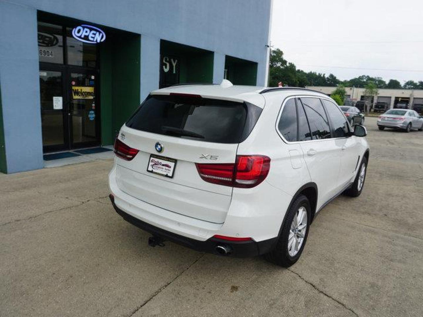 2015 White /Black BMW X5 AWD 4dr xDrive35i (5UXKR0C58F0) with an 3.0L I6 Turbo engine, Automatic transmission, located at 6904 Johnston St., Lafayette, LA, 70503, (337) 988-1960, 30.143589, -92.100601 - Photo#11