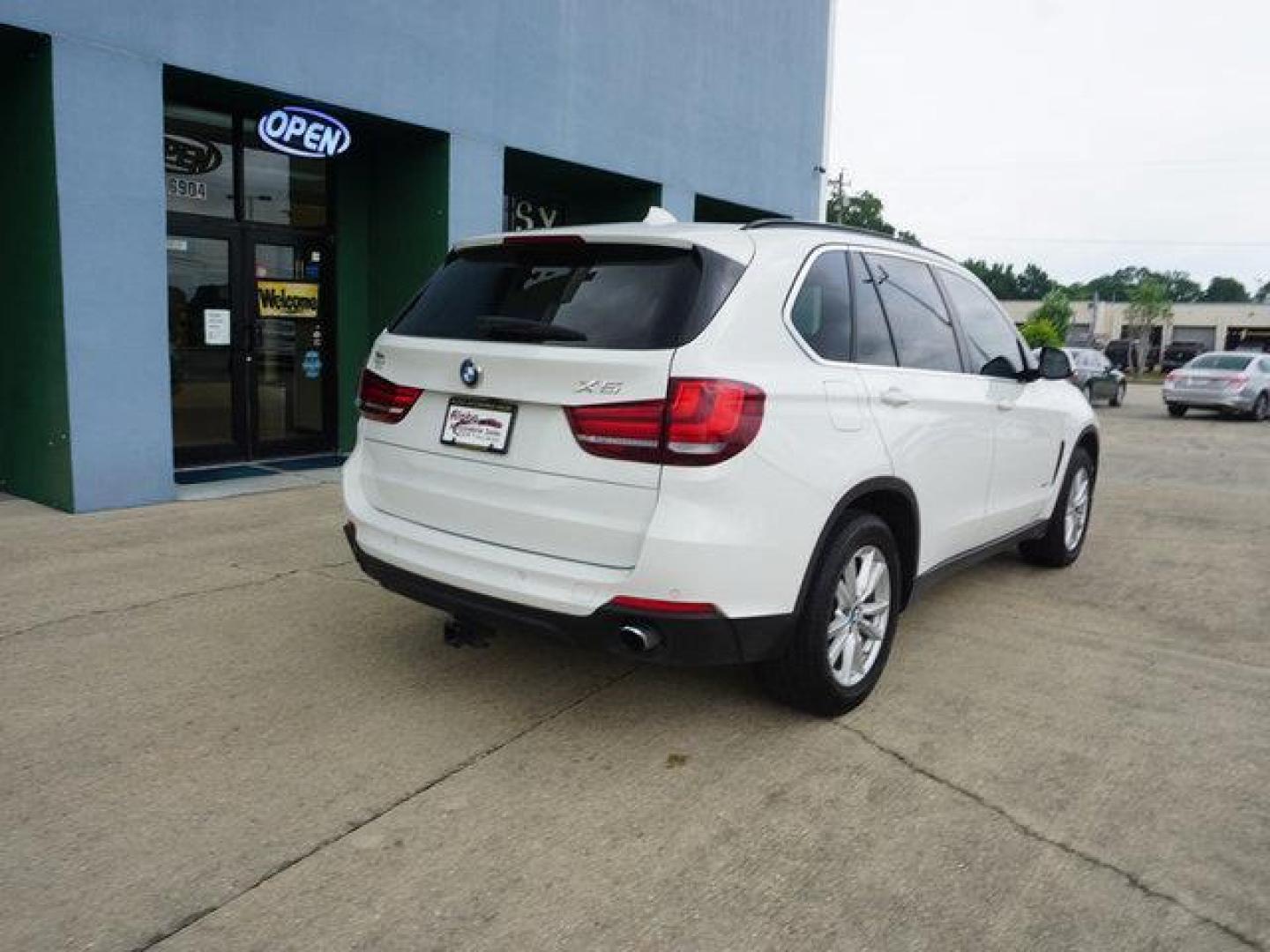 2015 White /Black BMW X5 AWD 4dr xDrive35i (5UXKR0C58F0) with an 3.0L I6 Turbo engine, Automatic transmission, located at 6904 Johnston St., Lafayette, LA, 70503, (337) 988-1960, 30.143589, -92.100601 - Photo#12