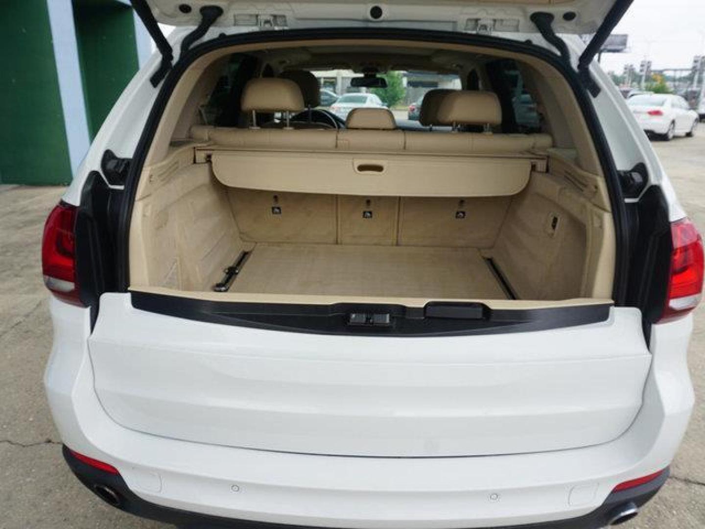 2015 White /Black BMW X5 AWD 4dr xDrive35i (5UXKR0C58F0) with an 3.0L I6 Turbo engine, Automatic transmission, located at 6904 Johnston St., Lafayette, LA, 70503, (337) 988-1960, 30.143589, -92.100601 - Photo#13
