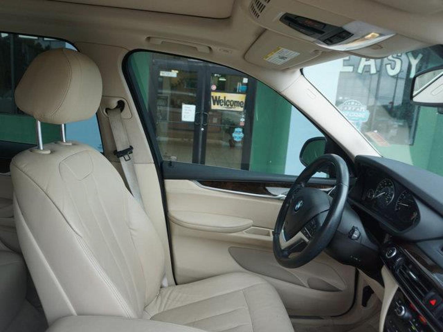 2015 White /Black BMW X5 AWD 4dr xDrive35i (5UXKR0C58F0) with an 3.0L I6 Turbo engine, Automatic transmission, located at 6904 Johnston St., Lafayette, LA, 70503, (337) 988-1960, 30.143589, -92.100601 - Photo#15