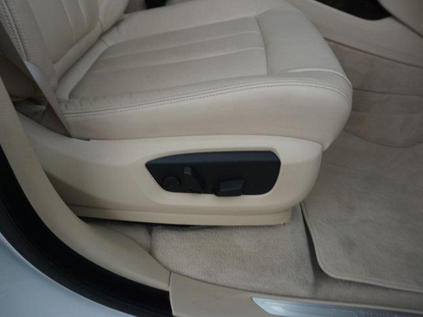 2015 White /Black BMW X5 AWD 4dr xDrive35i (5UXKR0C58F0) with an 3.0L I6 Turbo engine, Automatic transmission, located at 6904 Johnston St., Lafayette, LA, 70503, (337) 988-1960, 30.143589, -92.100601 - Photo#16