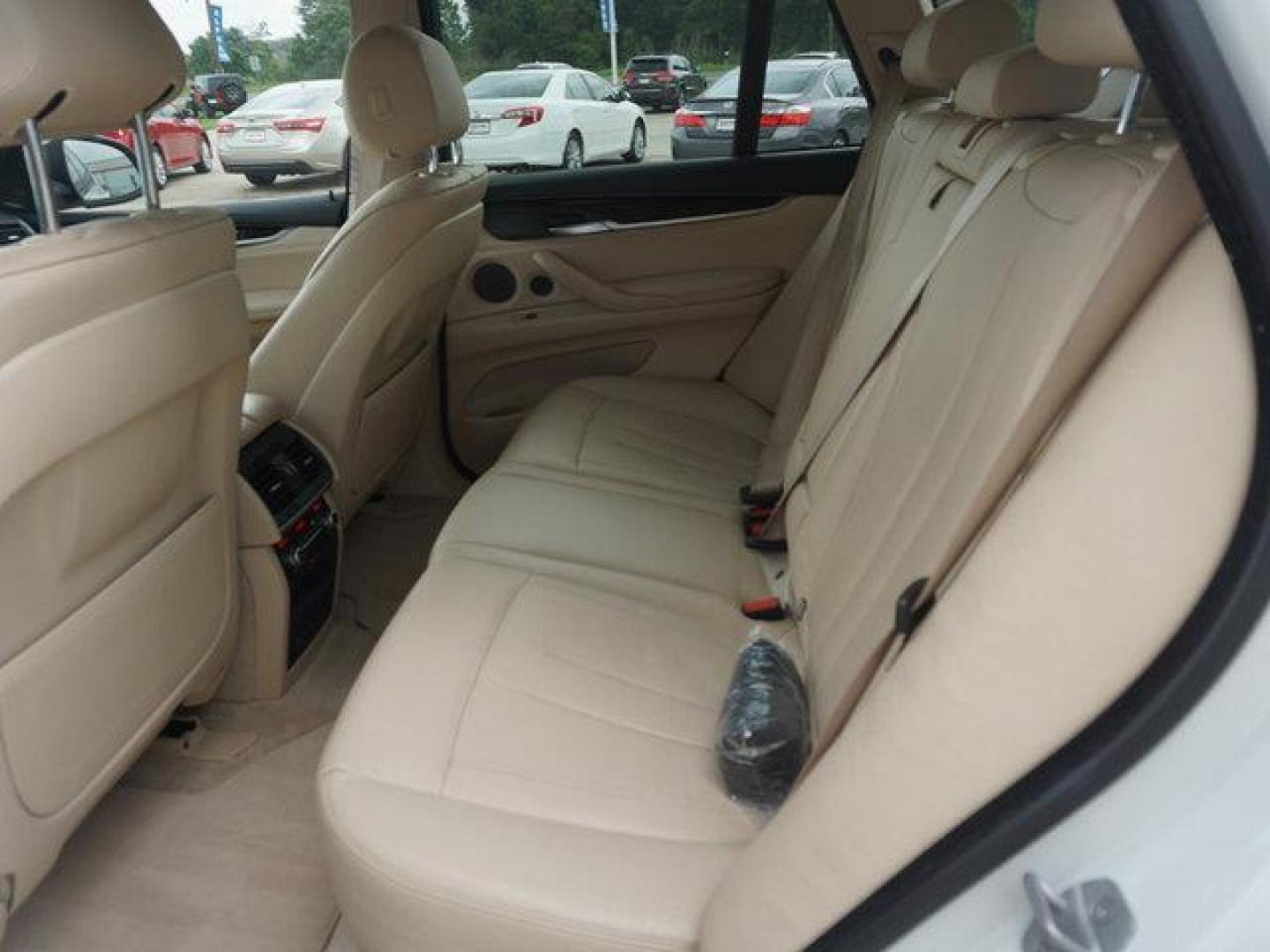 2015 White /Black BMW X5 AWD 4dr xDrive35i (5UXKR0C58F0) with an 3.0L I6 Turbo engine, Automatic transmission, located at 6904 Johnston St., Lafayette, LA, 70503, (337) 988-1960, 30.143589, -92.100601 - Photo#20
