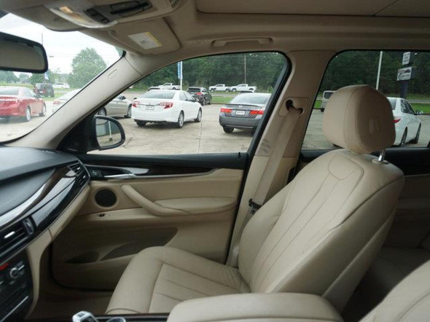 2015 White /Black BMW X5 AWD 4dr xDrive35i (5UXKR0C58F0) with an 3.0L I6 Turbo engine, Automatic transmission, located at 6904 Johnston St., Lafayette, LA, 70503, (337) 988-1960, 30.143589, -92.100601 - Photo#21