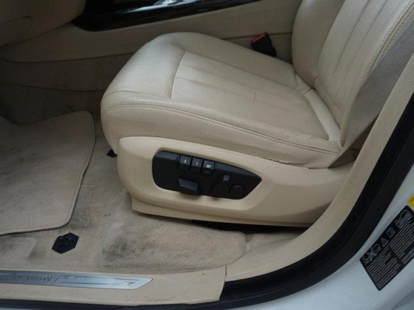 2015 White /Black BMW X5 AWD 4dr xDrive35i (5UXKR0C58F0) with an 3.0L I6 Turbo engine, Automatic transmission, located at 6904 Johnston St., Lafayette, LA, 70503, (337) 988-1960, 30.143589, -92.100601 - Photo#22