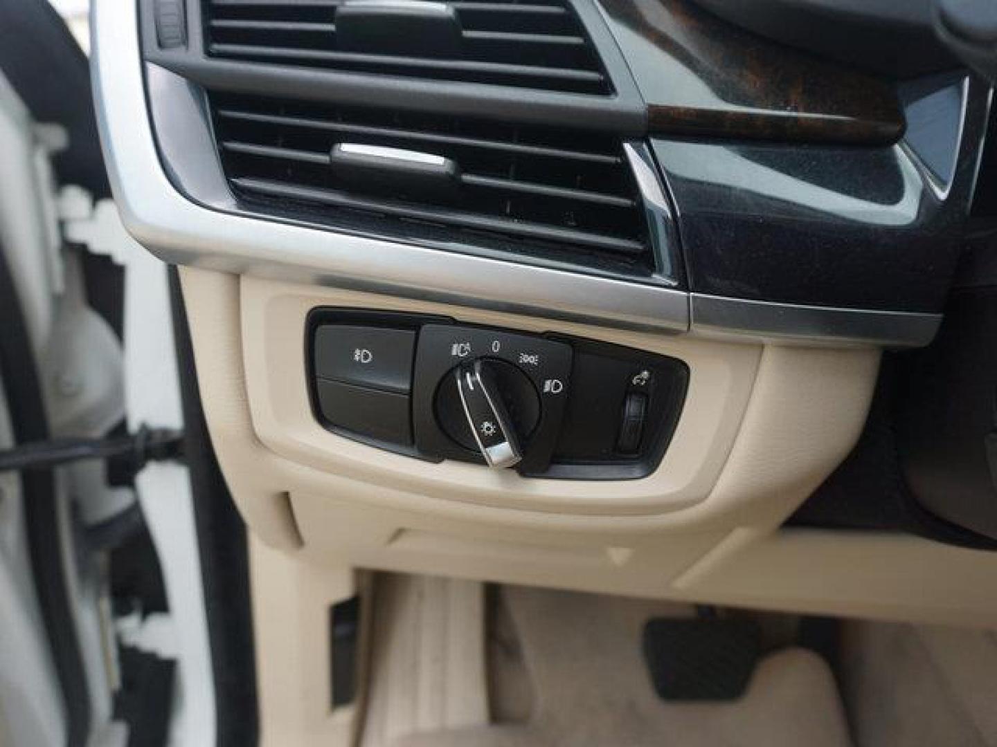 2015 White /Black BMW X5 AWD 4dr xDrive35i (5UXKR0C58F0) with an 3.0L I6 Turbo engine, Automatic transmission, located at 6904 Johnston St., Lafayette, LA, 70503, (337) 988-1960, 30.143589, -92.100601 - Photo#26