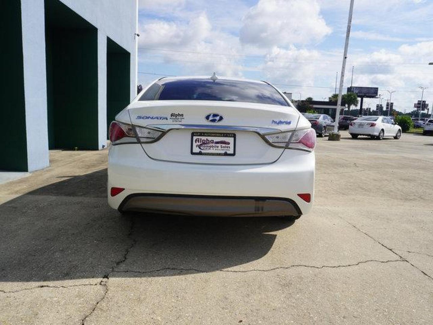 2012 Porcelain White Pearl /Camel Hyundai Sonata 4dr Sdn 2.4L Auto Hybrid (KMHEC4A41CA) with an 2.4L 4Cyl engine, Automatic transmission, located at 6904 Johnston St., Lafayette, LA, 70503, (337) 988-1960, 30.143589, -92.100601 - Photo#43