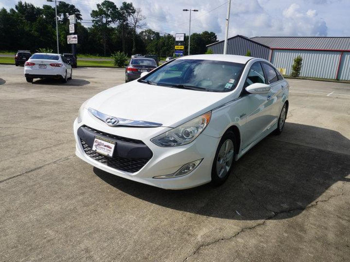2012 Porcelain White Pearl /Camel Hyundai Sonata 4dr Sdn 2.4L Auto Hybrid (KMHEC4A41CA) with an 2.4L 4Cyl engine, Automatic transmission, located at 6904 Johnston St., Lafayette, LA, 70503, (337) 988-1960, 30.143589, -92.100601 - Photo#37
