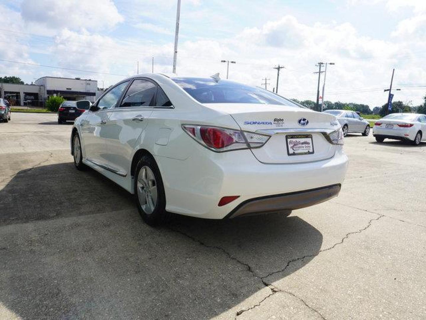 2012 Porcelain White Pearl /Camel Hyundai Sonata 4dr Sdn 2.4L Auto Hybrid (KMHEC4A41CA) with an 2.4L 4Cyl engine, Automatic transmission, located at 6904 Johnston St., Lafayette, LA, 70503, (337) 988-1960, 30.143589, -92.100601 - Photo#41