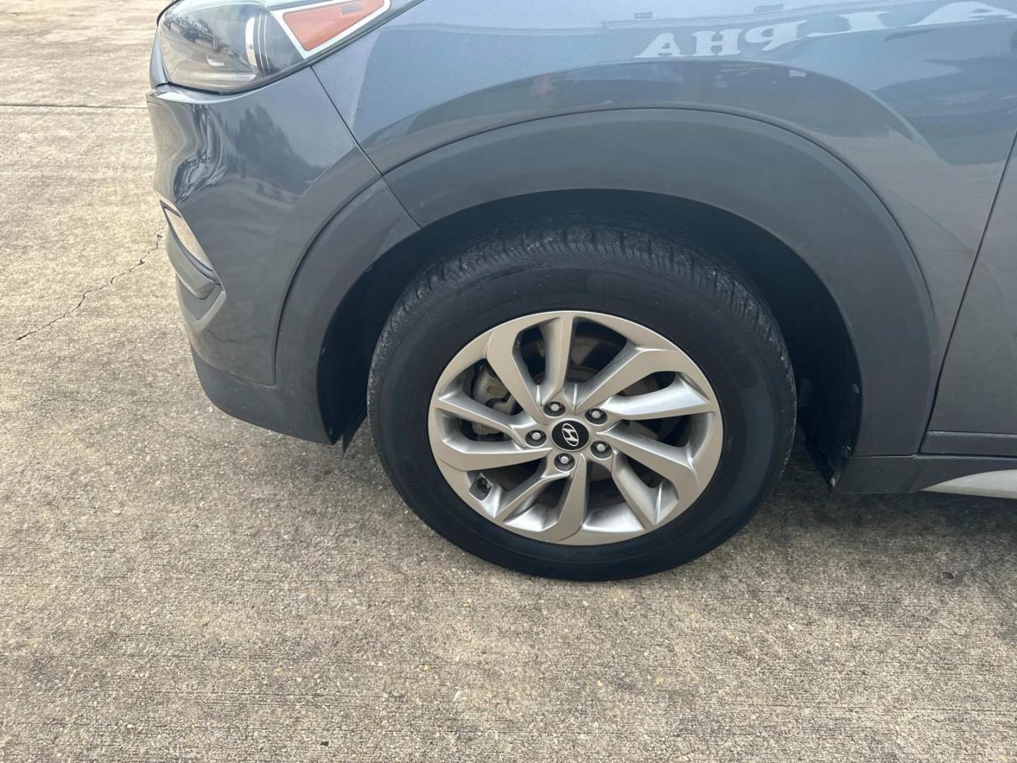 2018 Coliseum Gray /Gray Hyundai Tucson SEL FWD (KM8J33A47JU) , Automatic transmission, located at 6904 Johnston St., Lafayette, LA, 70503, (337) 988-1960, 30.143589, -92.100601 - Photo#6