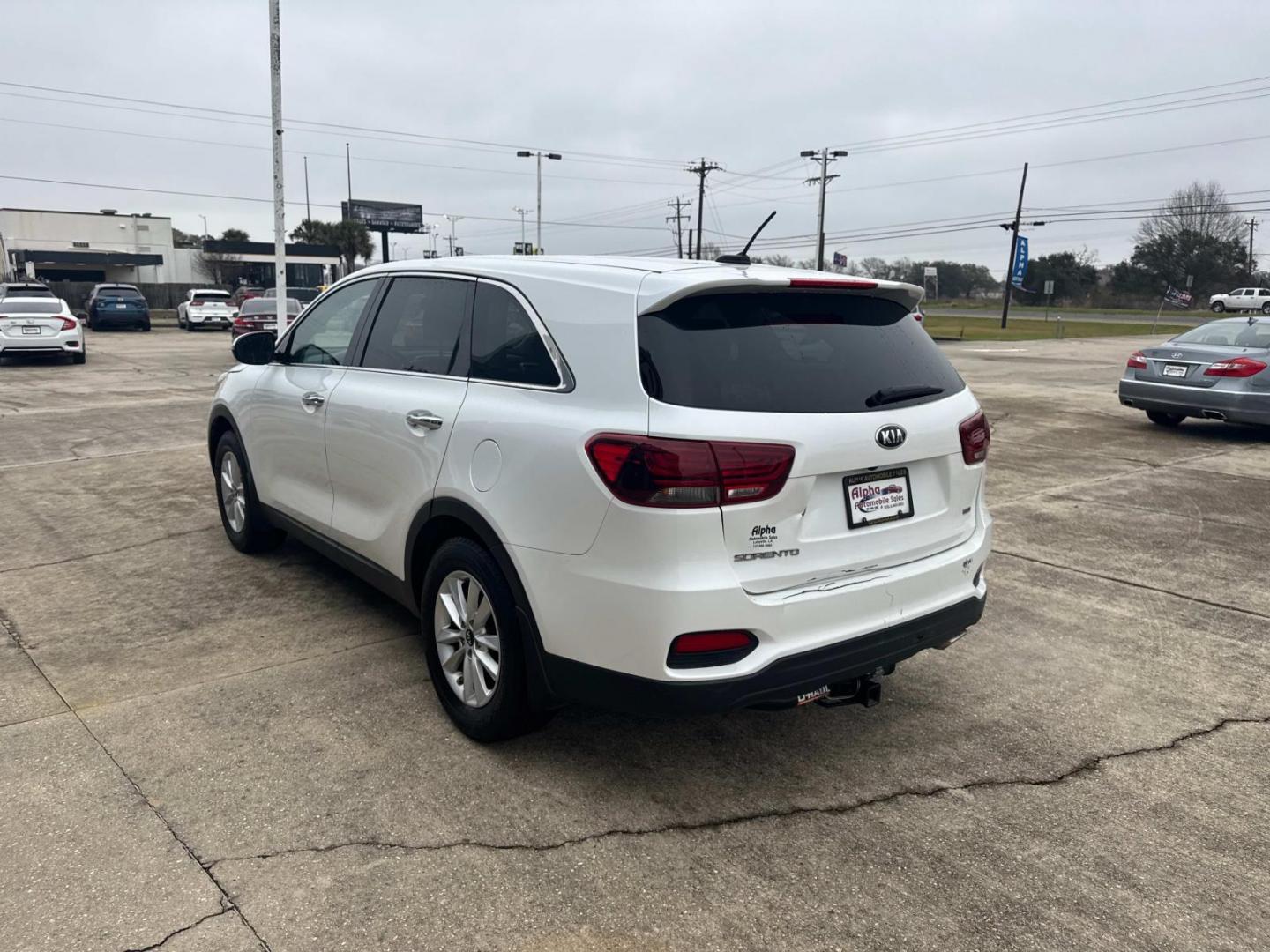 2019 White /Black Kia Sorento LX FWD (5XYPG4A37KG) , Automatic transmission, located at 6904 Johnston St., Lafayette, LA, 70503, (337) 988-1960, 30.143589, -92.100601 - Photo#6