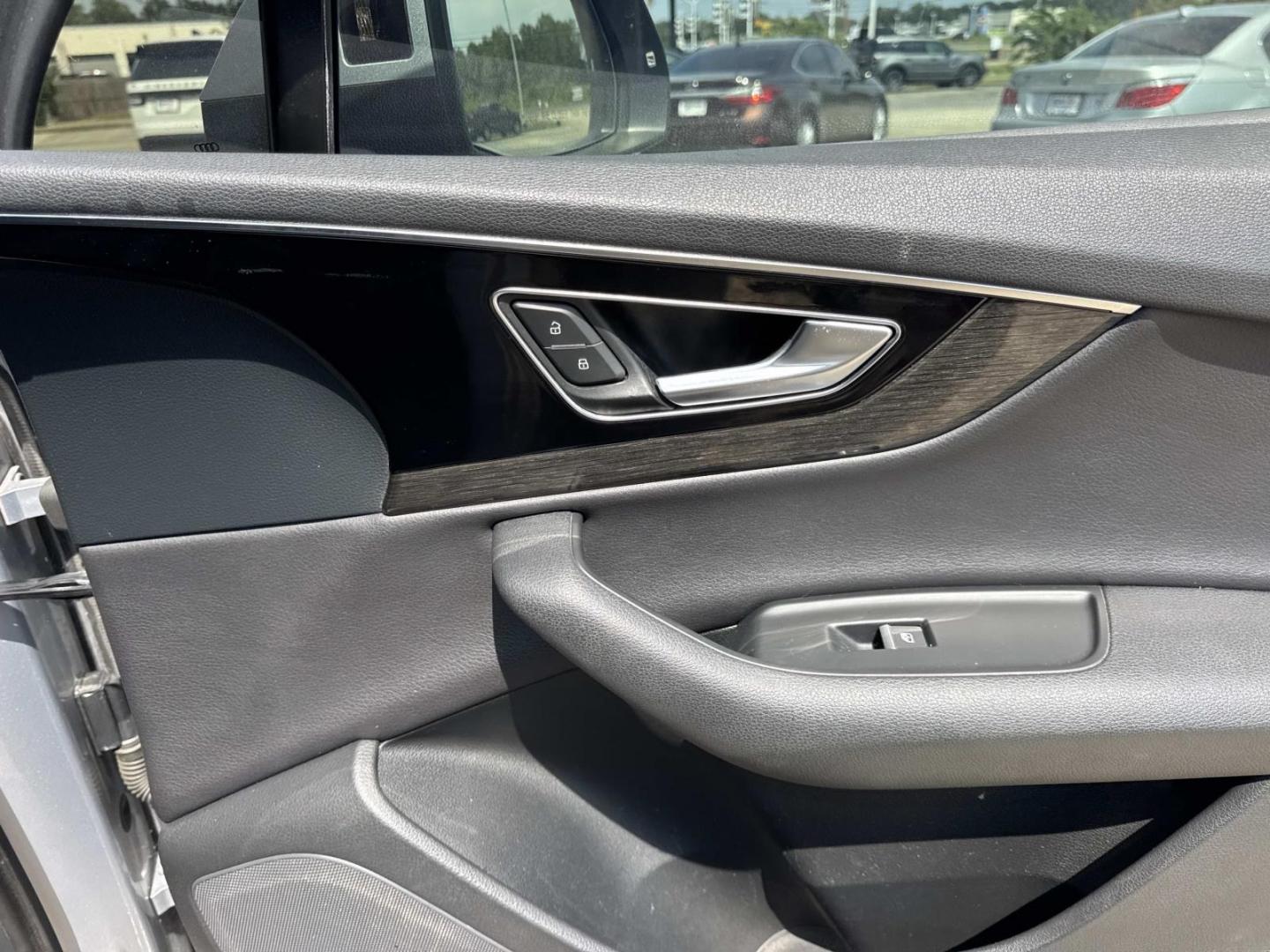 2017 Silver /Black Audi Q7 3.0 TFSI Premium Plus (WA1LAAF7XHD) , Automatic transmission, located at 6904 Johnston St., Lafayette, LA, 70503, (337) 988-1960, 30.143589, -92.100601- Photo#15