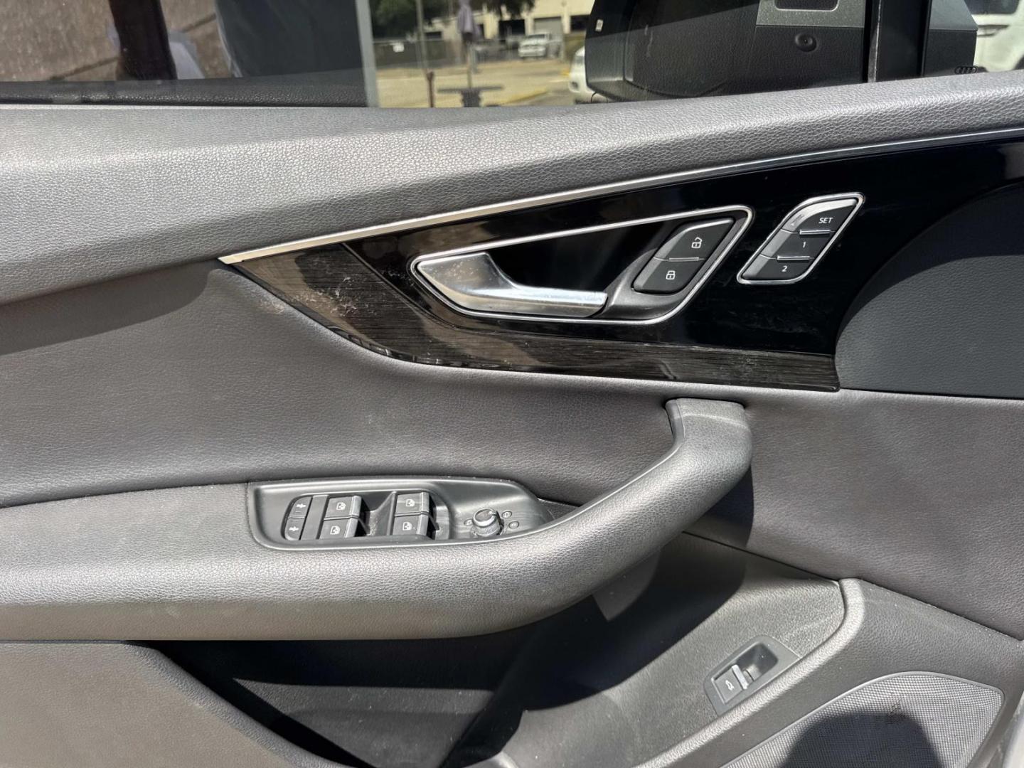 2017 Silver /Black Audi Q7 3.0 TFSI Premium Plus (WA1LAAF7XHD) , Automatic transmission, located at 6904 Johnston St., Lafayette, LA, 70503, (337) 988-1960, 30.143589, -92.100601- Photo#20