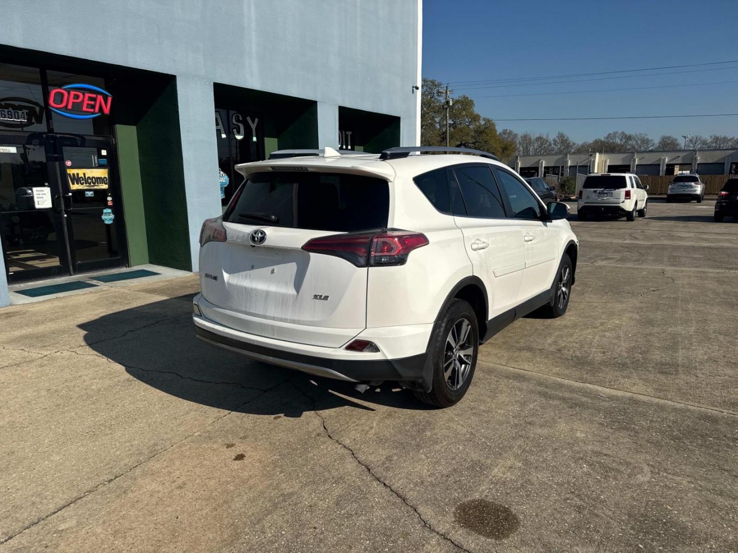 2017 White /Ash Toyota RAV4 XLE FWD (Natl) (JTMWFREV4HJ) , N/A transmission, located at 6904 Johnston St., Lafayette, LA, 70503, (337) 988-1960, 30.143589, -92.100601 - Photo#11
