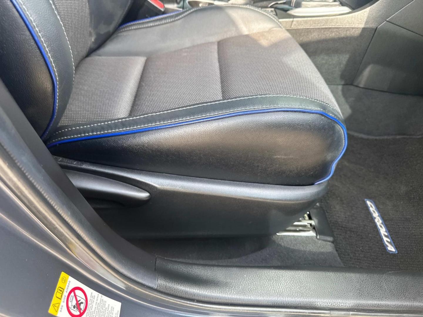 2018 Blue Crush Metallic /Black Toyota Corolla SE Manual (Natl) (5YFBURHE9JP) , N/A transmission, located at 6904 Johnston St., Lafayette, LA, 70503, (337) 988-1960, 30.143589, -92.100601 - Photo#15