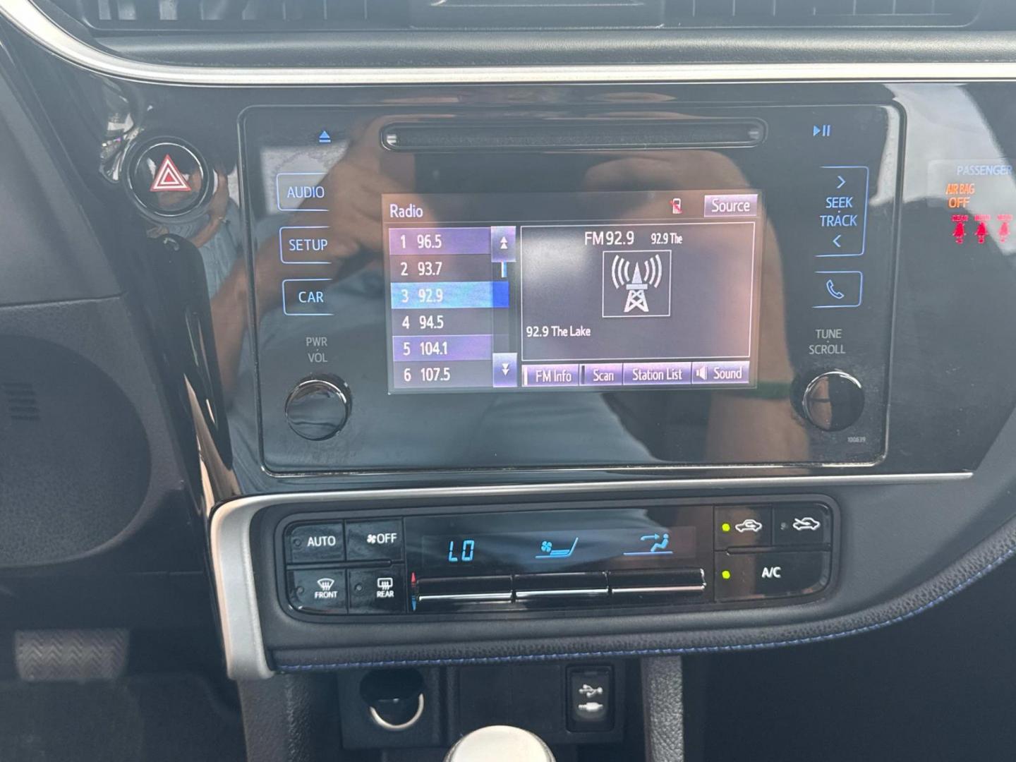 2018 Blue Crush Metallic /Black Toyota Corolla SE Manual (Natl) (5YFBURHE9JP) , N/A transmission, located at 6904 Johnston St., Lafayette, LA, 70503, (337) 988-1960, 30.143589, -92.100601 - Photo#30