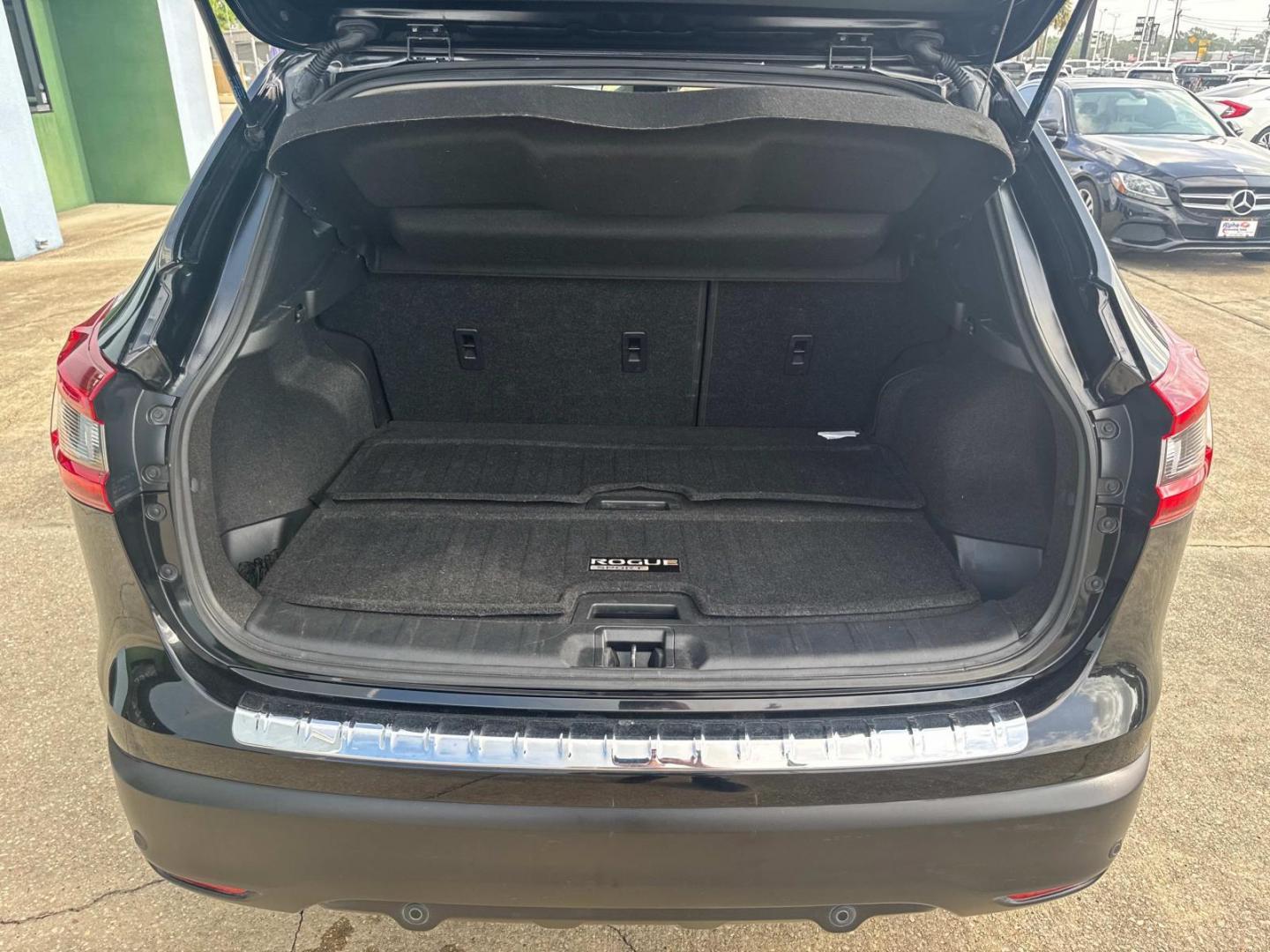 2020 Black /Black Nissan Rogue Sport FWD SV (JN1BJ1CV7LW) , Automatic transmission, located at 6904 Johnston St., Lafayette, LA, 70503, (337) 988-1960, 30.143589, -92.100601 - Photo#12