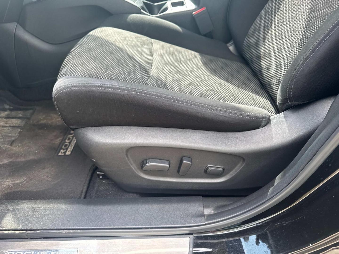 2020 Black /Black Nissan Rogue Sport FWD SV (JN1BJ1CV7LW) , Automatic transmission, located at 6904 Johnston St., Lafayette, LA, 70503, (337) 988-1960, 30.143589, -92.100601 - Photo#21