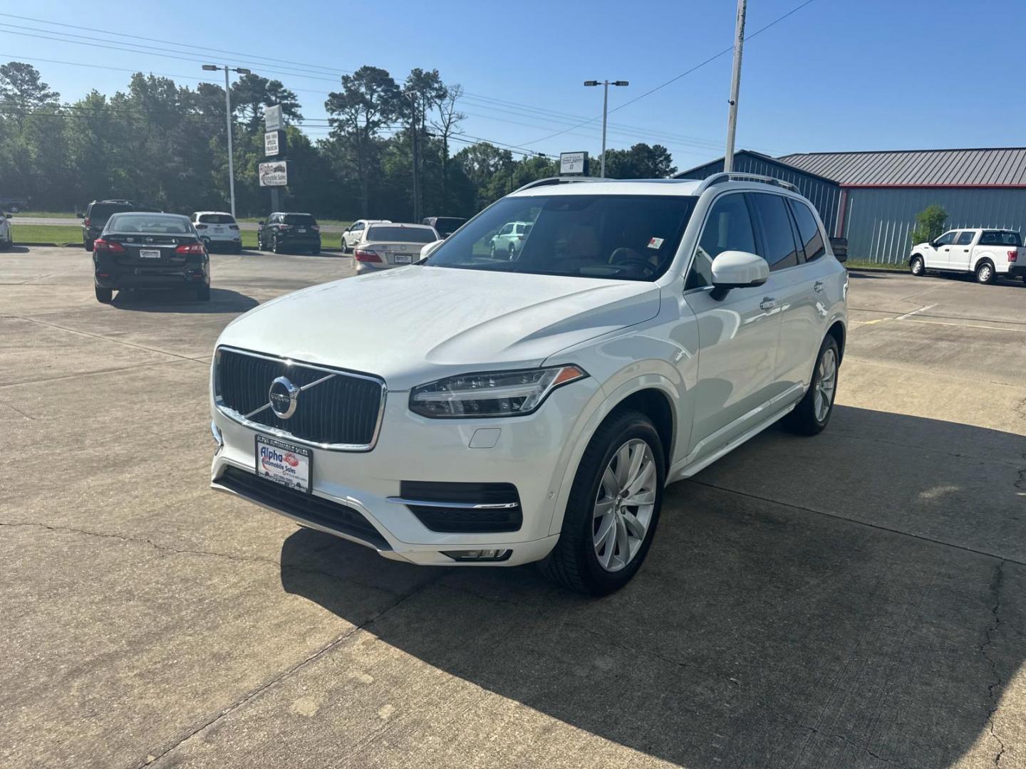 2017 Crystal White Pearl Metallic /Amber Volvo XC90 T6 AWD 7-Passenger Momentum (YV4A22PK3H1) , N/A transmission, located at 6904 Johnston St., Lafayette, LA, 70503, (337) 988-1960, 30.143589, -92.100601 - Photo#4
