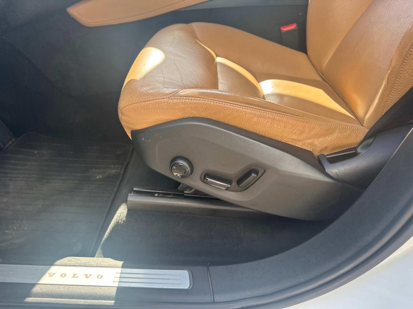 2017 Crystal White Pearl Metallic /Amber Volvo XC90 T6 AWD 7-Passenger Momentum (YV4A22PK3H1) , N/A transmission, located at 6904 Johnston St., Lafayette, LA, 70503, (337) 988-1960, 30.143589, -92.100601 - Photo#23
