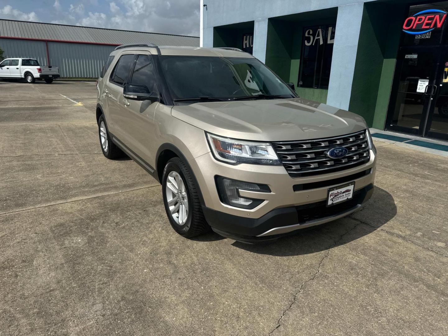 2017 Gold /Medium Light Camel Ford Explorer XLT FWD (1FM5K7DHXHG) , Automatic transmission, located at 6904 Johnston St., Lafayette, LA, 70503, (337) 988-1960, 30.143589, -92.100601 - Photo#1