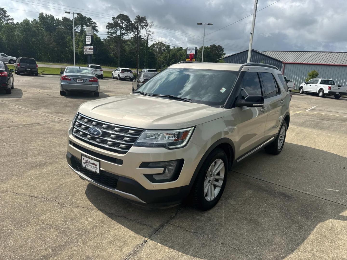 2017 Gold /Medium Light Camel Ford Explorer XLT FWD (1FM5K7DHXHG) , Automatic transmission, located at 6904 Johnston St., Lafayette, LA, 70503, (337) 988-1960, 30.143589, -92.100601 - Photo#3