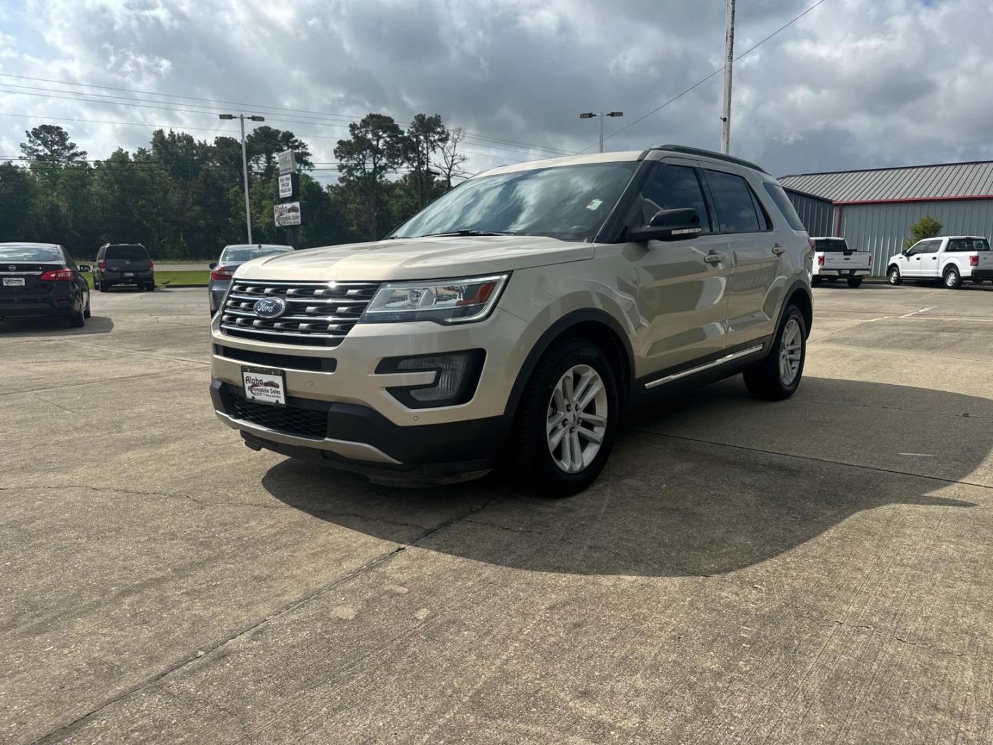 2017 Gold /Medium Light Camel Ford Explorer XLT FWD (1FM5K7DHXHG) , Automatic transmission, located at 6904 Johnston St., Lafayette, LA, 70503, (337) 988-1960, 30.143589, -92.100601 - Photo#4