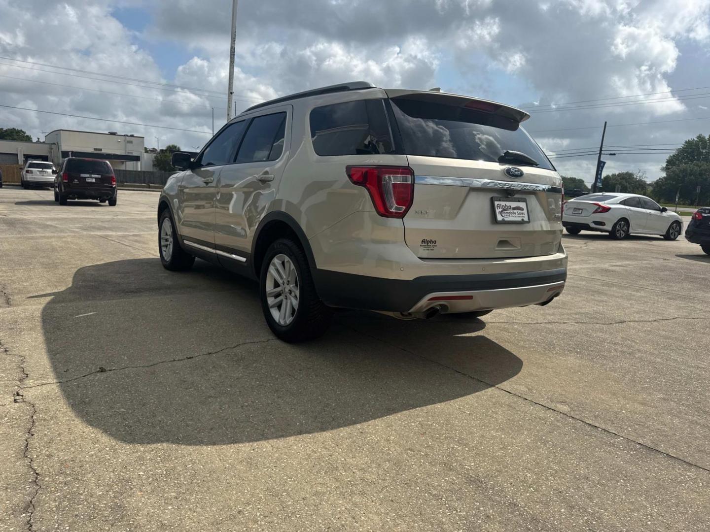 2017 Gold /Medium Light Camel Ford Explorer XLT FWD (1FM5K7DHXHG) , Automatic transmission, located at 6904 Johnston St., Lafayette, LA, 70503, (337) 988-1960, 30.143589, -92.100601 - Photo#7