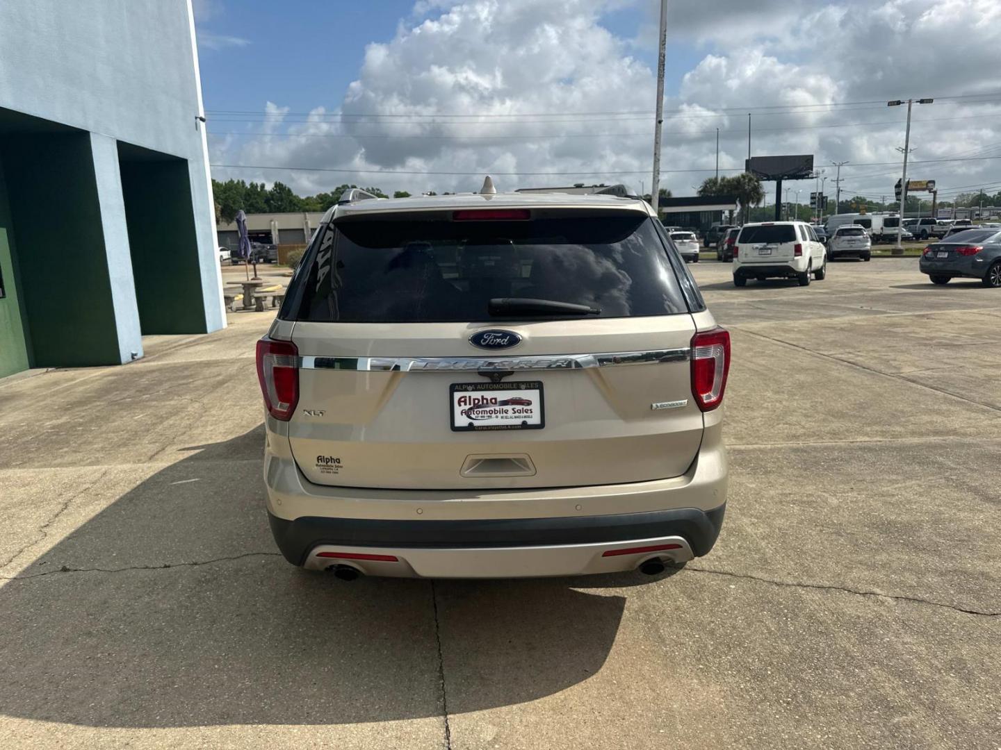 2017 Gold /Medium Light Camel Ford Explorer XLT FWD (1FM5K7DHXHG) , Automatic transmission, located at 6904 Johnston St., Lafayette, LA, 70503, (337) 988-1960, 30.143589, -92.100601 - Photo#8