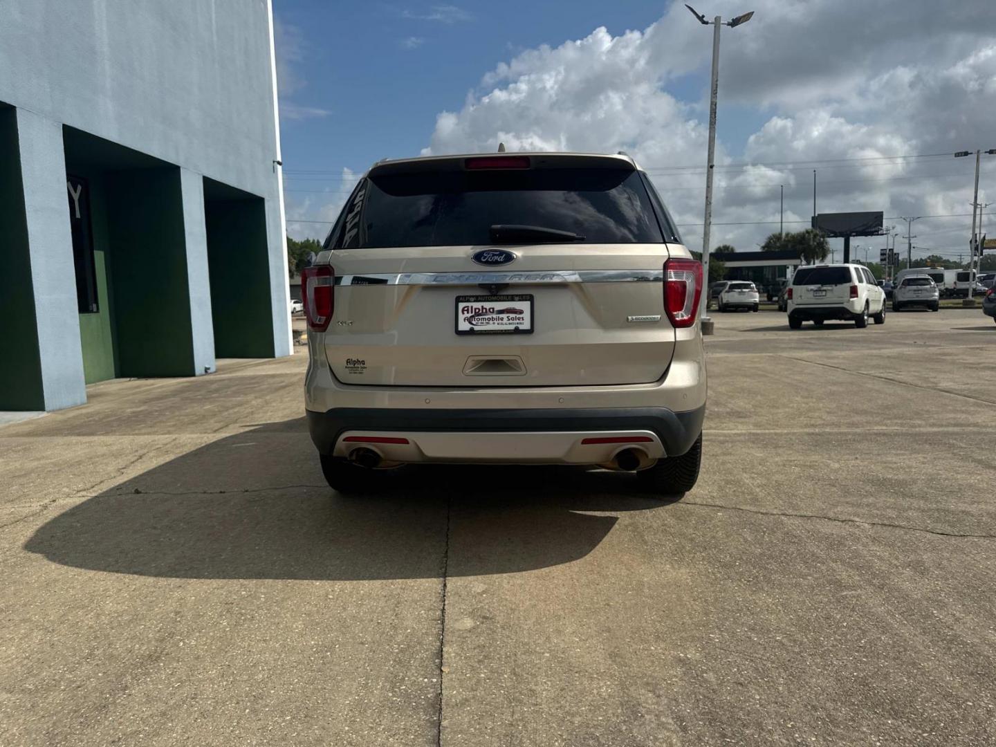 2017 Gold /Medium Light Camel Ford Explorer XLT FWD (1FM5K7DHXHG) , Automatic transmission, located at 6904 Johnston St., Lafayette, LA, 70503, (337) 988-1960, 30.143589, -92.100601 - Photo#9