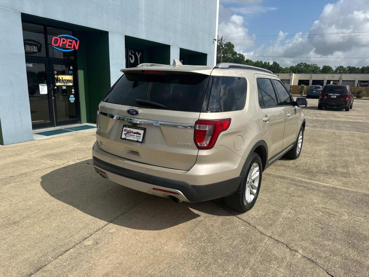 2017 Gold /Medium Light Camel Ford Explorer XLT FWD (1FM5K7DHXHG) , Automatic transmission, located at 6904 Johnston St., Lafayette, LA, 70503, (337) 988-1960, 30.143589, -92.100601 - Photo#10