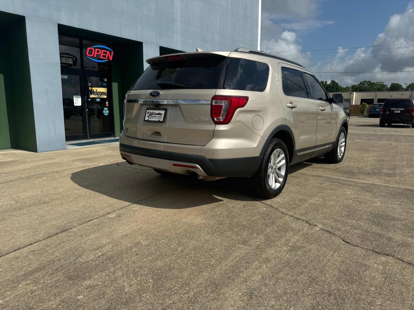 2017 Gold /Medium Light Camel Ford Explorer XLT FWD (1FM5K7DHXHG) , Automatic transmission, located at 6904 Johnston St., Lafayette, LA, 70503, (337) 988-1960, 30.143589, -92.100601 - Photo#11