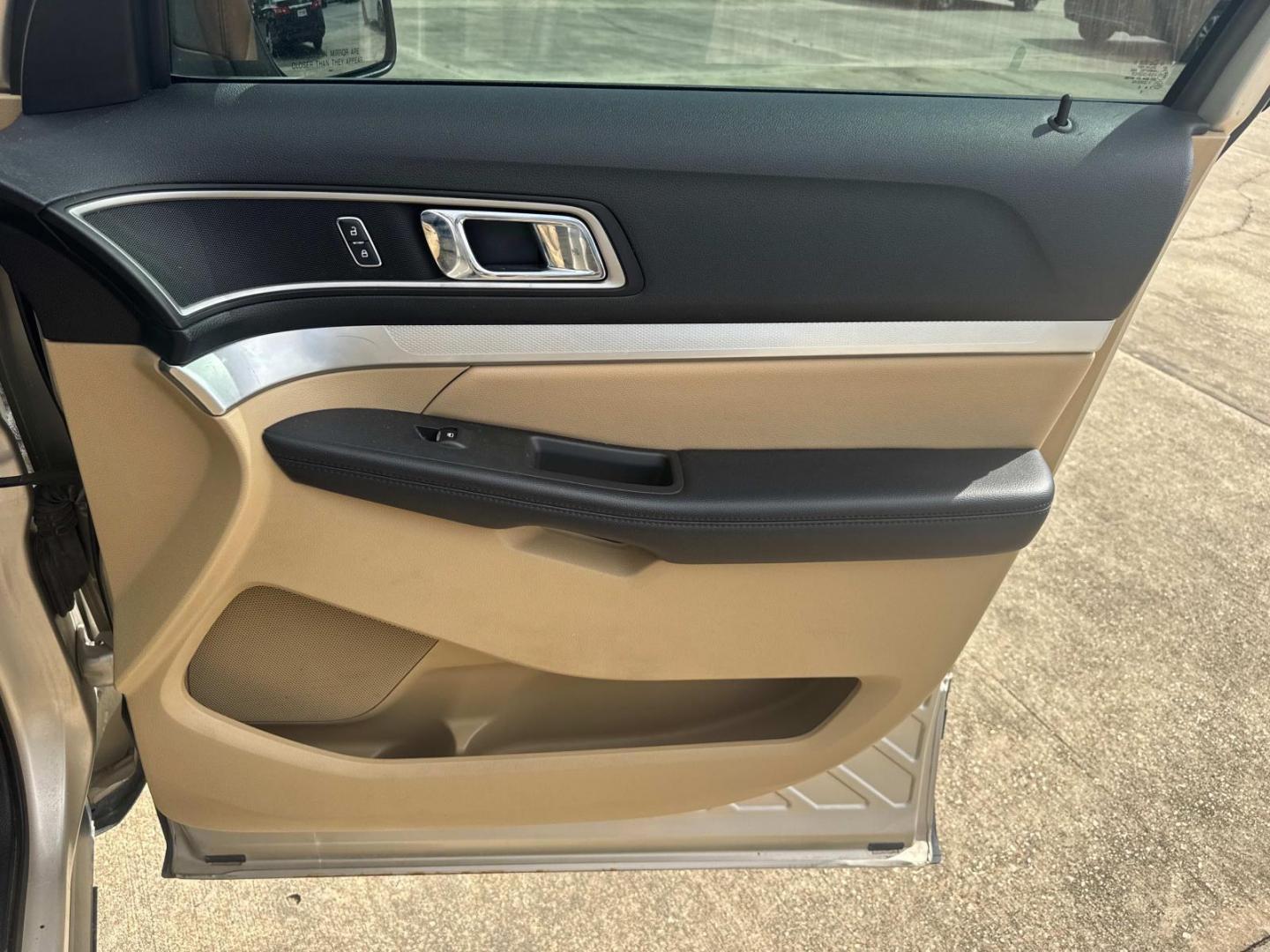 2017 Gold /Medium Light Camel Ford Explorer XLT FWD (1FM5K7DHXHG) , Automatic transmission, located at 6904 Johnston St., Lafayette, LA, 70503, (337) 988-1960, 30.143589, -92.100601 - Photo#17
