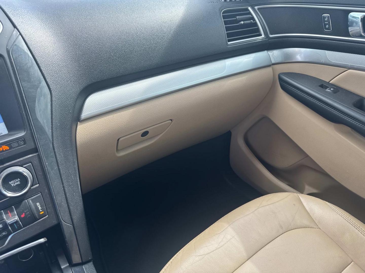 2017 Gold /Medium Light Camel Ford Explorer XLT FWD (1FM5K7DHXHG) , Automatic transmission, located at 6904 Johnston St., Lafayette, LA, 70503, (337) 988-1960, 30.143589, -92.100601 - Photo#31