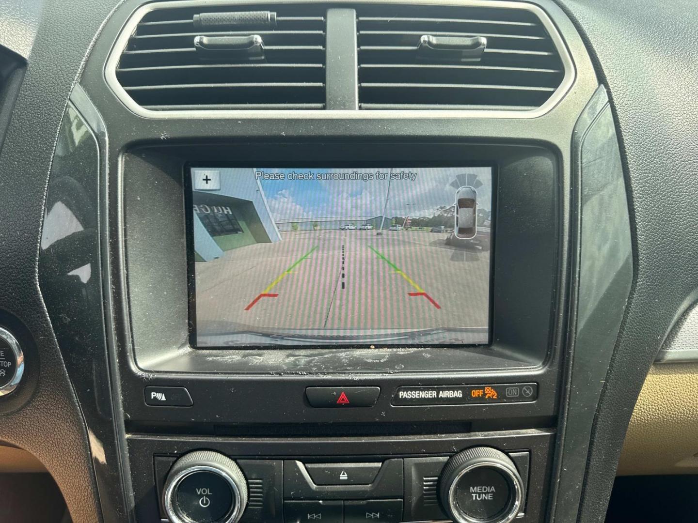 2017 Gold /Medium Light Camel Ford Explorer XLT FWD (1FM5K7DHXHG) , Automatic transmission, located at 6904 Johnston St., Lafayette, LA, 70503, (337) 988-1960, 30.143589, -92.100601 - Photo#32