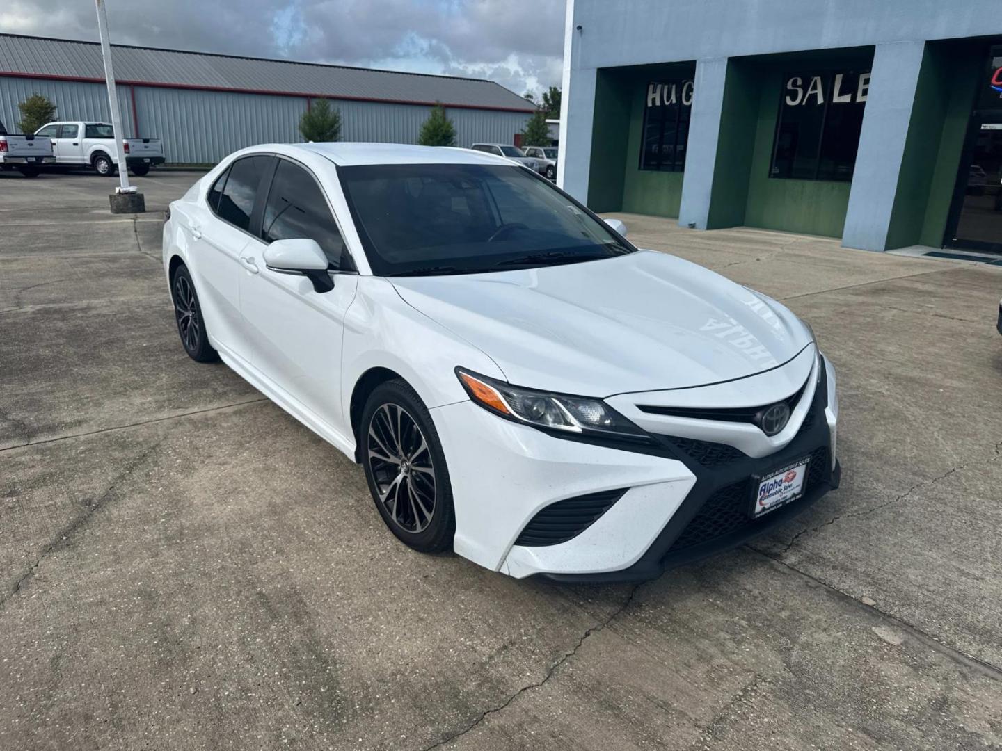 2020 White /Black Toyota Camry SE Auto (Natl) (4T1M11AK1LU) , Automatic transmission, located at 6904 Johnston St., Lafayette, LA, 70503, (337) 988-1960, 30.143589, -92.100601 - Photo#4