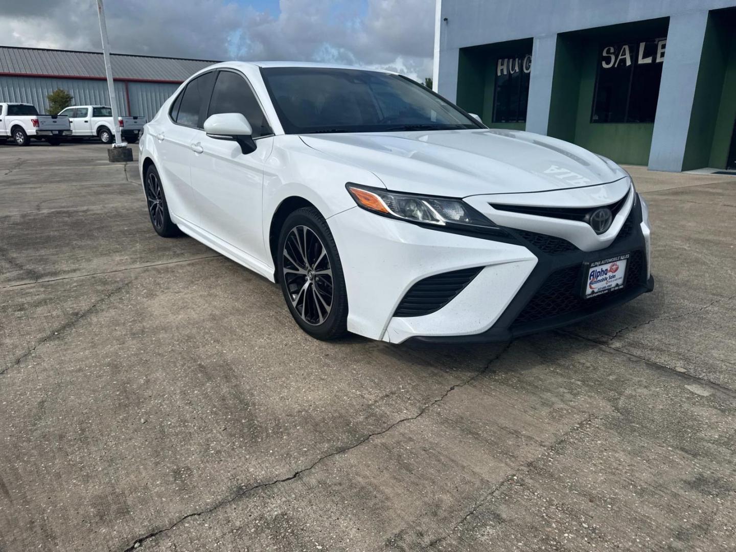2020 White /Black Toyota Camry SE Auto (Natl) (4T1M11AK1LU) , Automatic transmission, located at 6904 Johnston St., Lafayette, LA, 70503, (337) 988-1960, 30.143589, -92.100601 - Photo#5