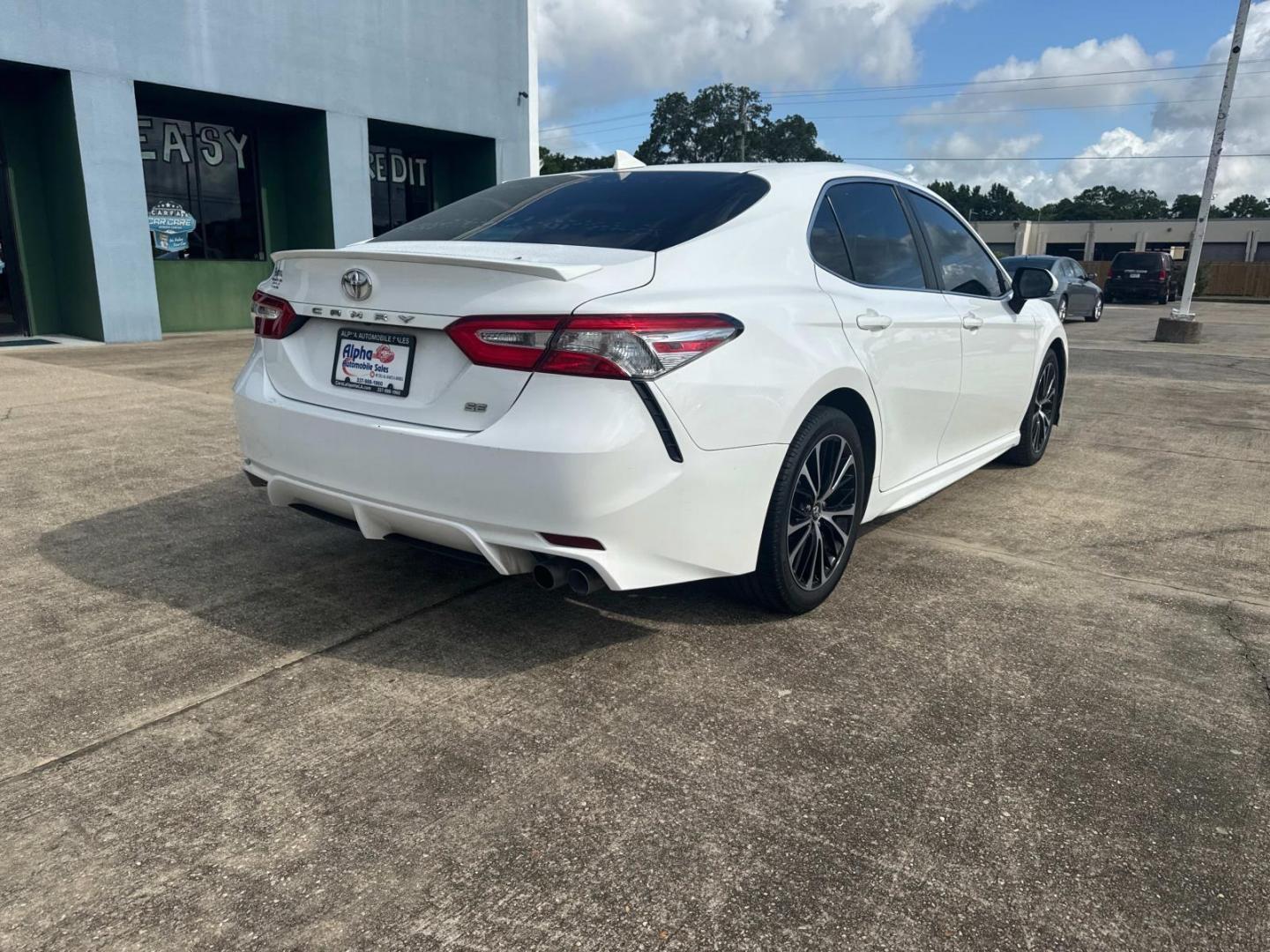2020 White /Black Toyota Camry SE Auto (Natl) (4T1M11AK1LU) , Automatic transmission, located at 6904 Johnston St., Lafayette, LA, 70503, (337) 988-1960, 30.143589, -92.100601 - Photo#12