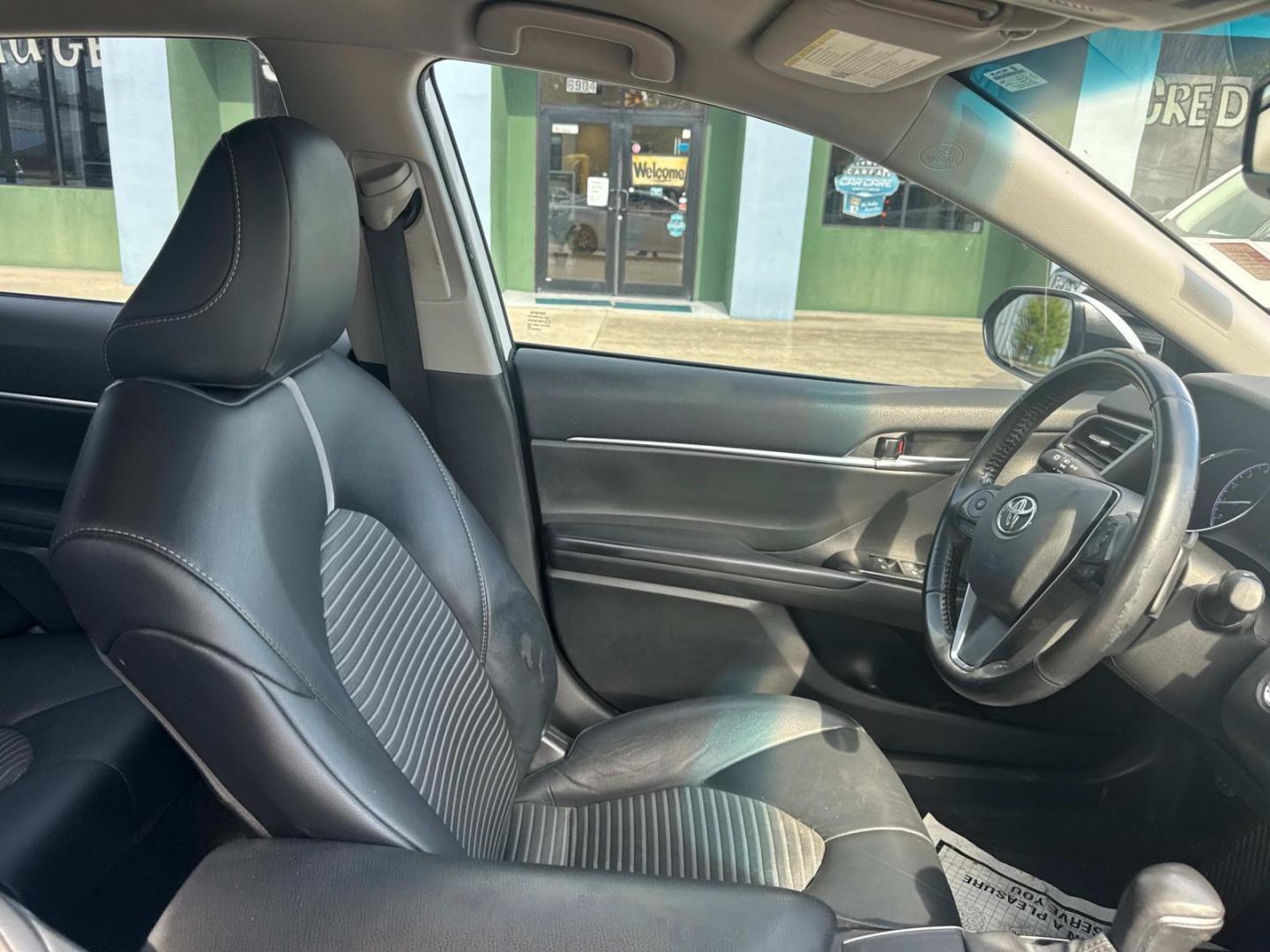 2020 White /Black Toyota Camry SE Auto (Natl) (4T1M11AK1LU) , Automatic transmission, located at 6904 Johnston St., Lafayette, LA, 70503, (337) 988-1960, 30.143589, -92.100601 - Photo#14