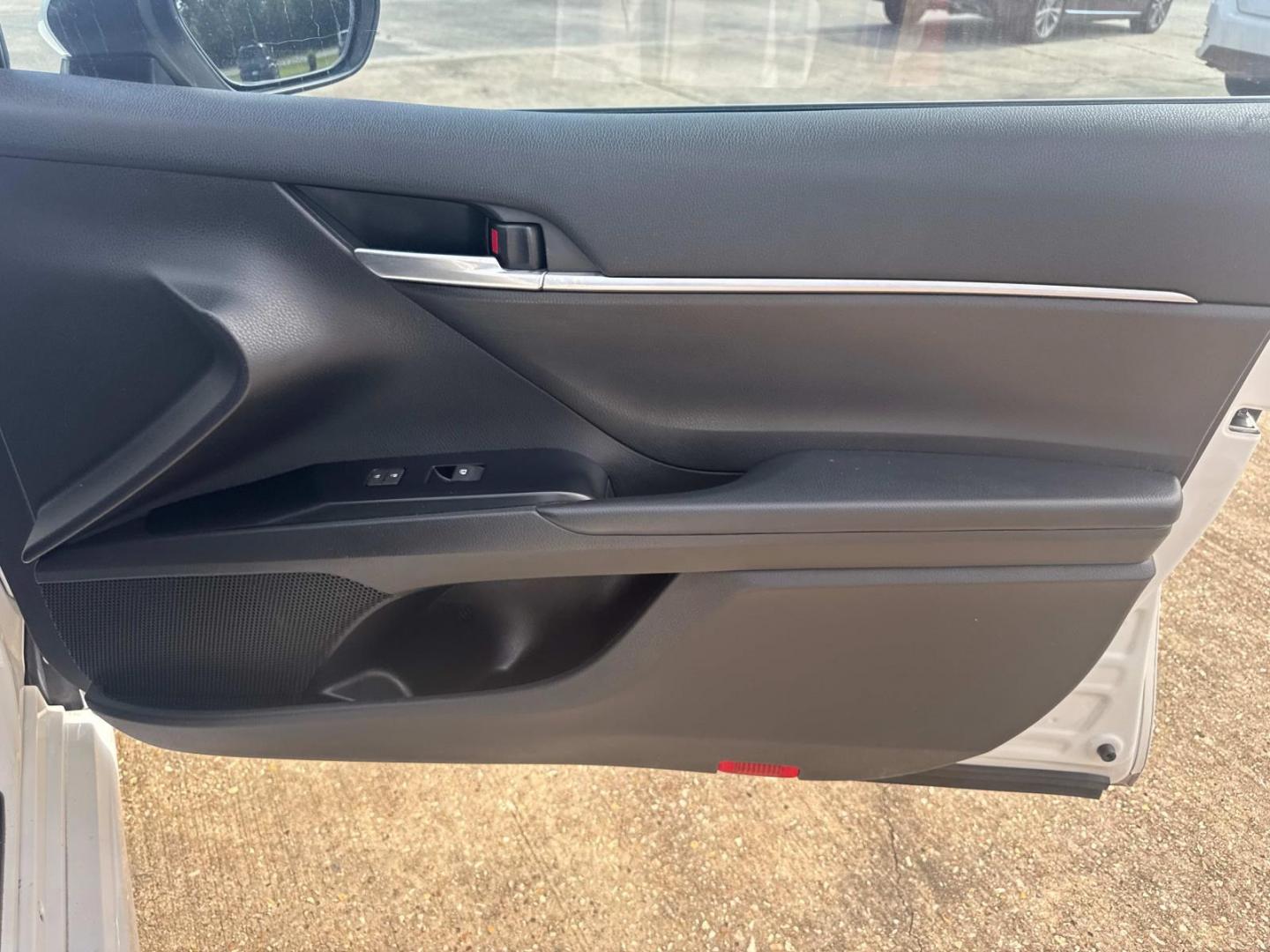 2020 White /Black Toyota Camry SE Auto (Natl) (4T1M11AK1LU) , Automatic transmission, located at 6904 Johnston St., Lafayette, LA, 70503, (337) 988-1960, 30.143589, -92.100601 - Photo#17