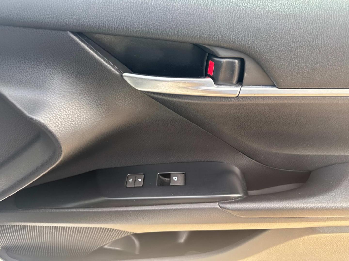 2020 White /Black Toyota Camry SE Auto (Natl) (4T1M11AK1LU) , Automatic transmission, located at 6904 Johnston St., Lafayette, LA, 70503, (337) 988-1960, 30.143589, -92.100601 - Photo#18